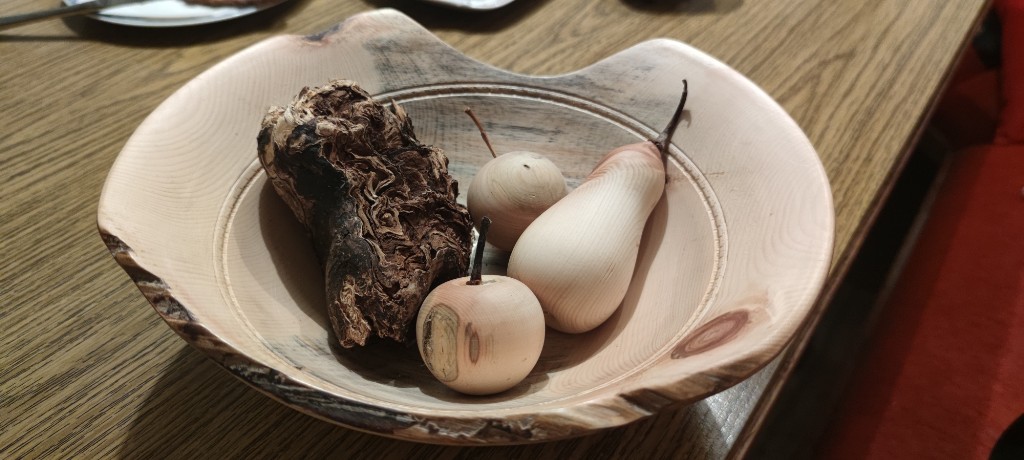 Dekorativer Holzteller mit Kunstobst